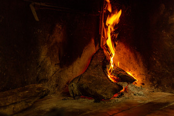 focolare accesso con legno e fuoco