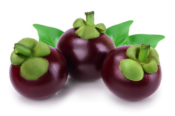 Obraz premium ripe mangosteen iwith leaves solated on white background closeup