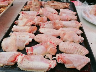 Alitas de pollo crudas preparadas para la barbacoa