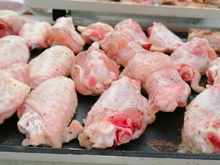 Alitas de pollo crudas preparadas para la barbacoa