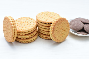 Galletas de chocolate acompañadas de chocolate puro