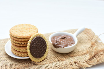 Galletas de chocolate acompañadas de chocolate puro