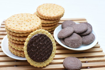 Galletas de chocolate acompañadas de chocolate puro