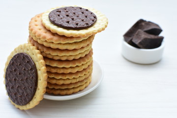 Galletas de chocolate acompañadas de chocolate puro