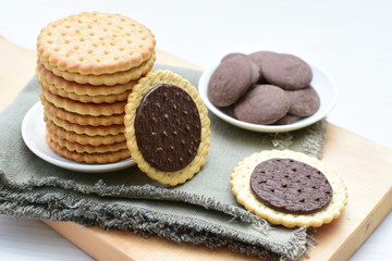 Galletas de chocolate acompañadas de chocolate puro