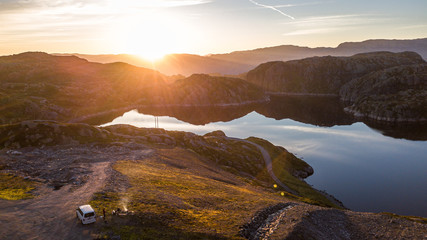 Fototapeta na wymiar Van am Fjord mit Sonnenuntergang