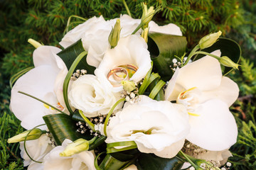 Wedding rings on the wedding bouquet