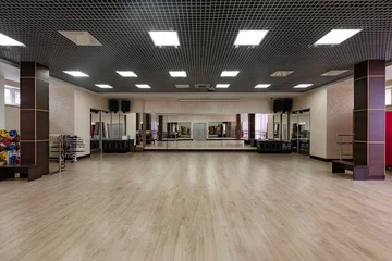 Papier Peint photo Lavable Fitness large and light hall with mirrors, music, equipment for dancing, sports. Group fitness room. Modern interior design. Fitness workout. Fitness gym background. Gym equipment background. Empty space.