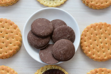Galletas de chocolate acompañadas de chocolate puro