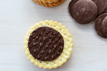 Galletas de chocolate acompañadas de chocolate puro