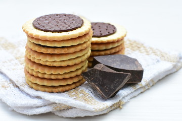 Galletas de chocolate acompañadas de chocolate puro