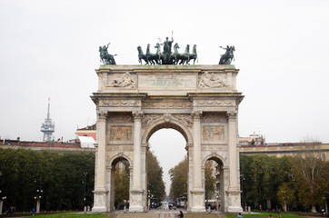 Fototapeta na wymiar Arco della Pace in Milano, Parco Sempione, Lombardía - Arco de la Paz en Milán