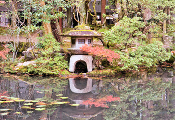京都庭園の石灯篭と池