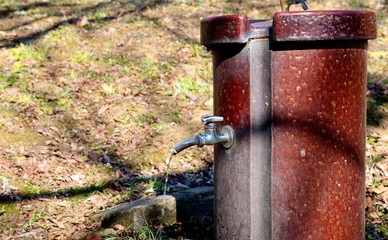 壊れた水道　公園　止水　