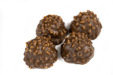rochers en chocolat sur un fond blanc
