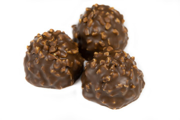 rochers en chocolat sur un fond blanc