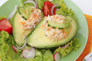 avocat au surimi dans une assiette