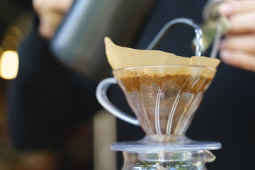Coffee drip process by pouring hot water