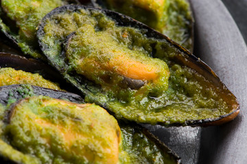 seafood mussels with lemon, parsley and garlic