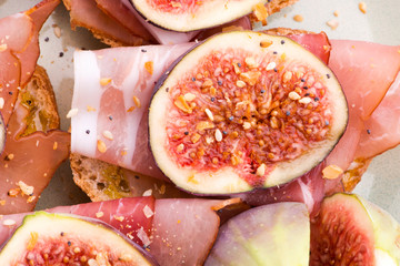 Sandwich with prosciutto, fig and olive oil