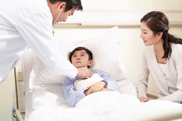 Fototapeta premium asian pediatrician examining child using stethoscope