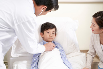 Obraz premium asian pediatrician examining child using stethoscope