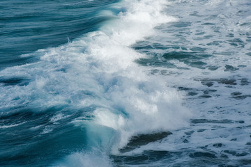 Fototapeta premium 2020-02-10 WAVES IN THE PACIFIC OCEAN CRASHING ON SHORE AT THE COVE IN LA JOLLA CALIFORNIA