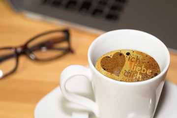 Eine Tasse Kaffee und Muster Ich liebe Dich