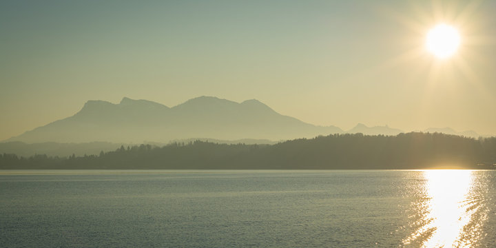 Berge und See im Sonnenuntergang - Abend am Chiemsee