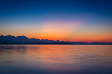 Abend am Chiemsee - See und Berge in der Dämmerung