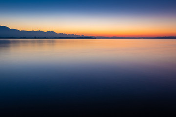 See und Berge am Abend - Sonnenuntergang am Chiemsee