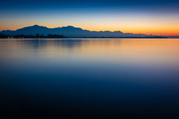 Fototapeta premium See und Berge am Abend - Chiemsee