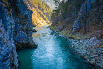 Fluss im Tal - Entenlochklamm in den Alpen