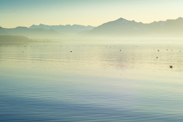 Berge am See mit Nebel - Chiemsee in Deutschland