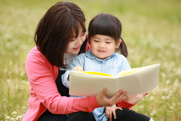 読書する親子