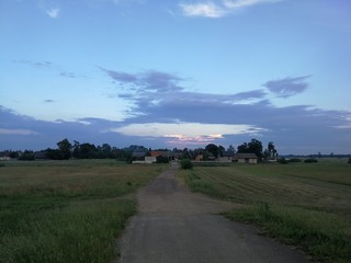 panorama drogi polnej do wsi