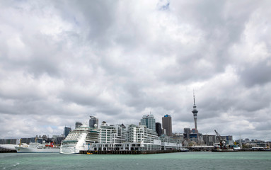 Fototapeta na wymiar Auckland City New Zealand Skyline Cruiseship