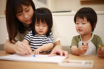 お絵かきする親子