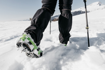 camminata in montagna con la neve