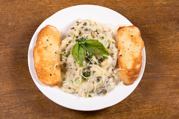 Cheese pasta with garlic bread