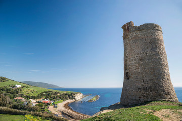 Fototapeta na wymiar Vista de la costa del estrecho desde la torre Guadalmesí en Tarifa, Cadiz, Andalucia, España