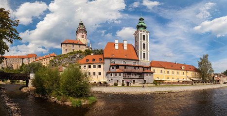 Obraz premium Panorama of church and castle in Cesky Krumlov from Vltava river, Czech republic