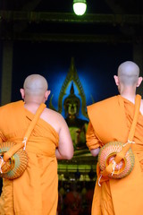 2 bonzes à l'entrée du temple