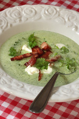Cremige Brennesselsuppe mit knusprigem Bacon und Kräutern