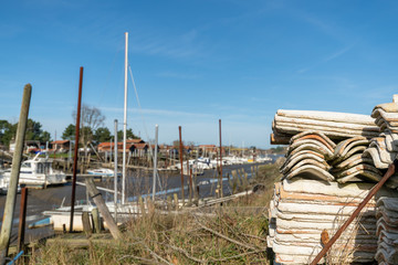 Fototapeta premium BASSIN D'ARCACHON (France), tuiles blanchies au port de La Teste