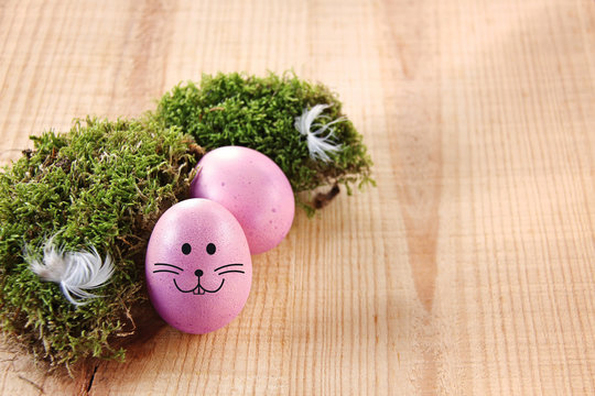 hasengesicht auf buntem osterei