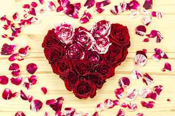 Rote Rosenblüten in form eines Herz