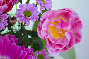 schöner bunter Blumenstrauß mit unterschiedlichen Blumen