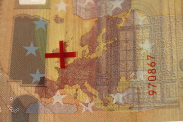europäische Banknote mit grotem Kreuz über Großbritannien Symbol für das Ausscheiden aus der...