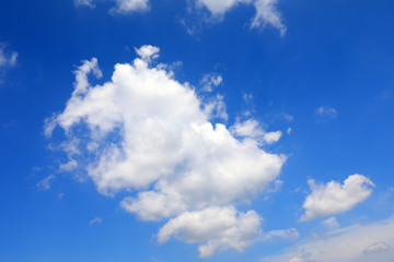 Obraz na płótnie Canvas The blue sky and white clouds